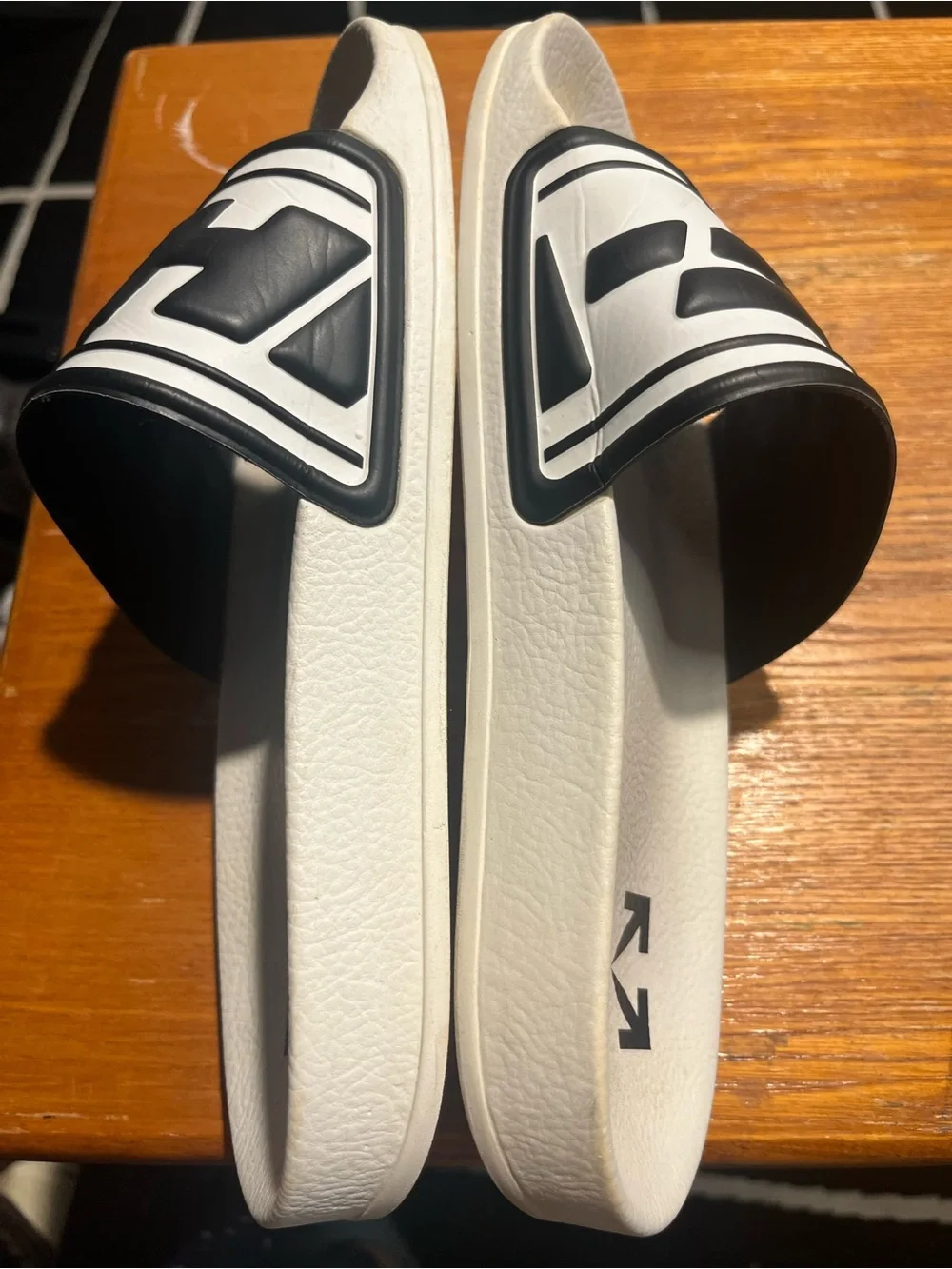 OFFWHITE Men’s Logo Pool White & Black Faux leather upper w/ rubber sole Slider